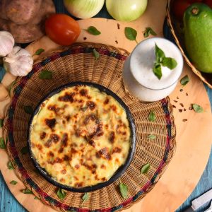 DeLulus Cali potato tres quesos el potato tres quesos es una verdadera indulgencia para los amantes del queso. papas doradas y crujientes se combinan con champiñones jugosos, todo cubierto con una salsa cremosa elaborada con gruyère, queso azul y mozzarella. cada bocado es intenso, fundido y reconfortante, con un equilibrio perfecto entre suavidad y carácter. ideal para compartir o para darse un gusto sin remordimientos.